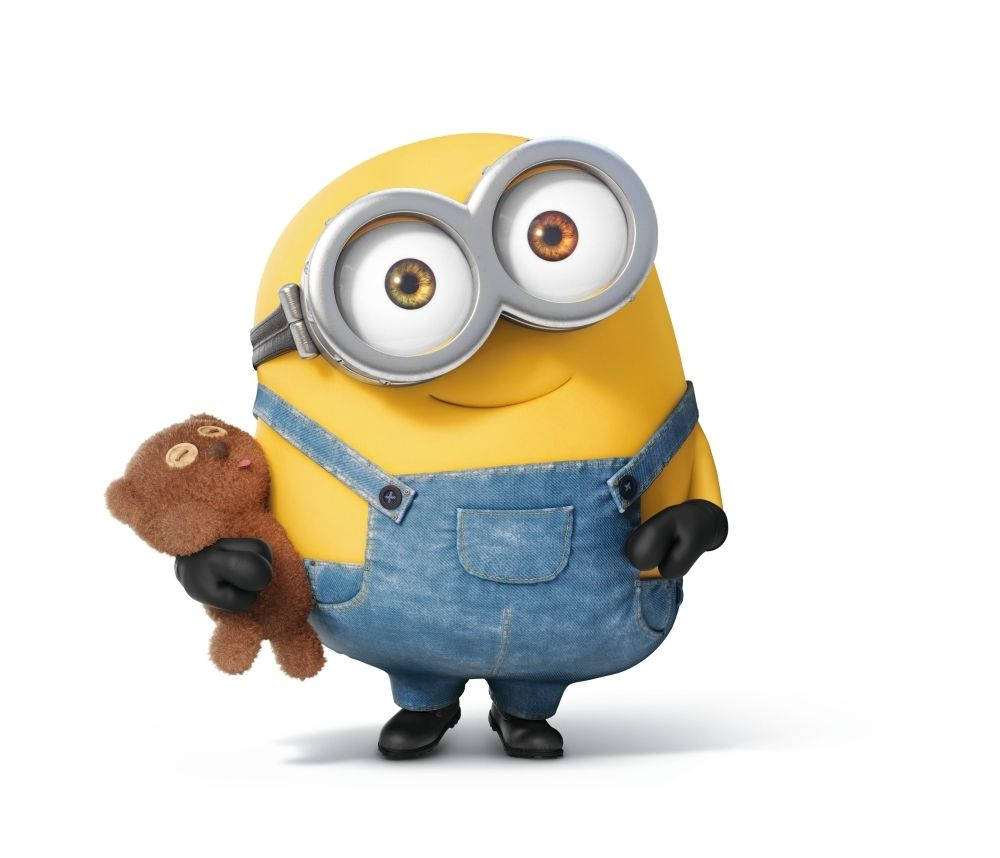 皮克斯 桌布 壁紙 — 一個穿著藍色吊帶褲的開心黃色Minion在純白色背景前抱著一隻棕色泰迪熊。