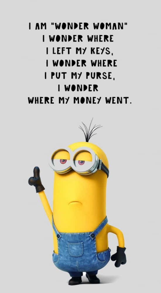 小小兵 桌布 壁紙 — 一個穿著藍色吊帶褲的黃色Minion在幽默的文字引用下帶著困惑的表情向上指。