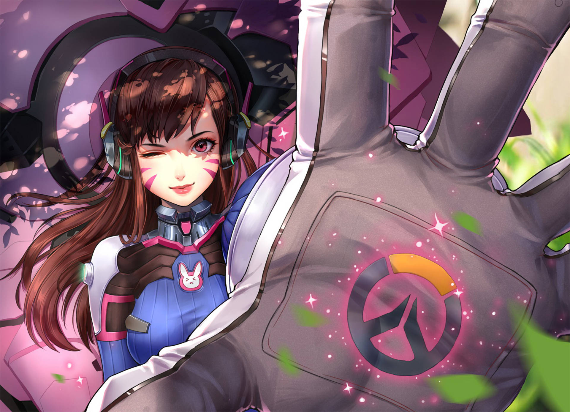 D.Va 桌布 壁紙 — 一個穿著藍色和粉紅色Overwatch服裝的開朗動漫女孩，在一個帶有粉紅色發光Overwatch標誌的巨大手套手旁邊眨眼。