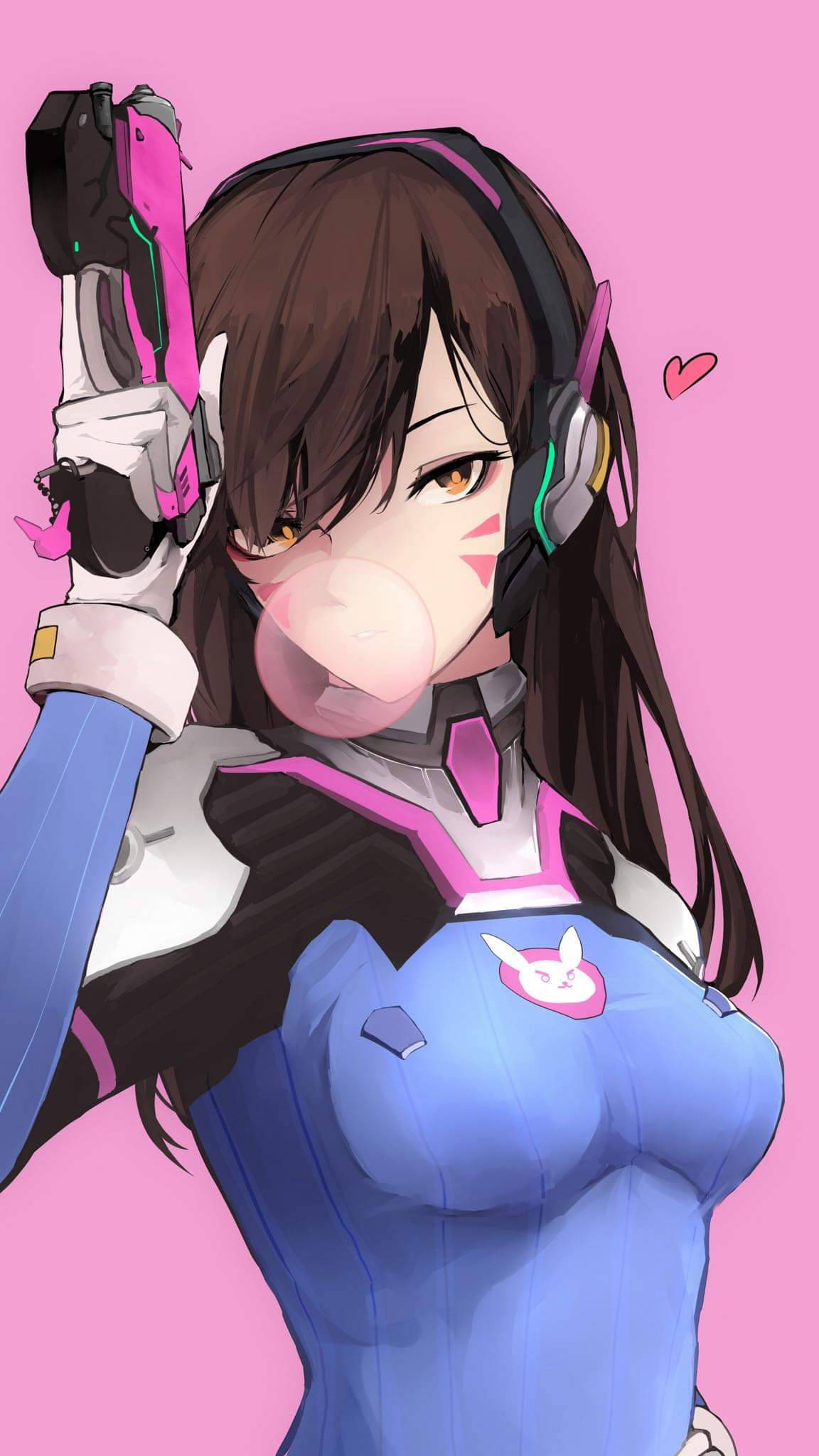 D.Va 桌布 壁紙 — 一個穿著藍色和粉紅色服裝的開朗動漫女孩，在純粉色背景前吹泡泡糖，同時拿著一把未來風格的槍。