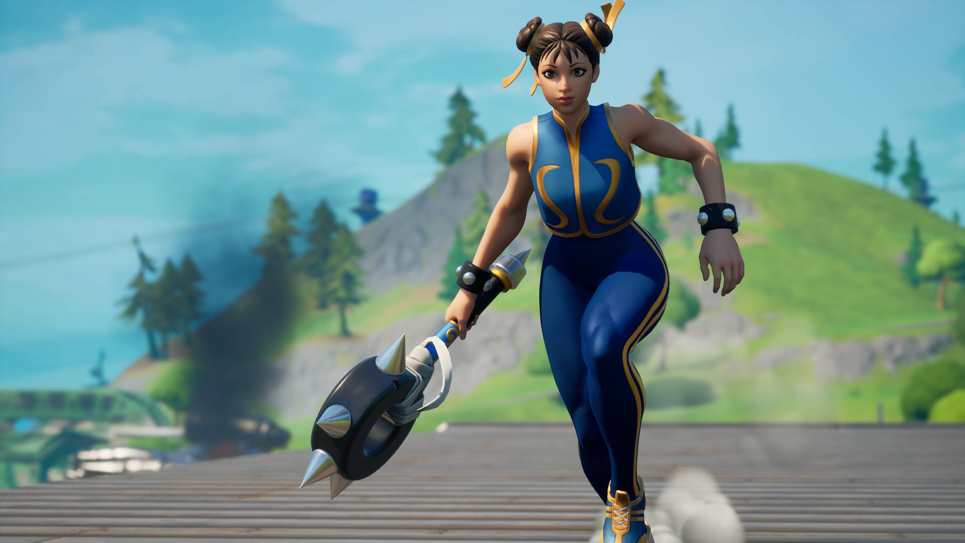 Fortnite 造型 桌布 壁紙 — 一個穿著藍色和金色服裝的女性 Fortnite 角色，手持帶刺狼牙棒，在明亮的綠色山坡背景下向前奔跑。