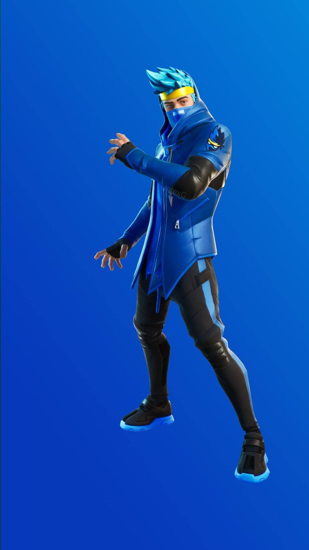 Ninja Fortnite 桌布 壁紙 — 一個穿著藍色和黑色裝備的 Fortnite 角色在純藍色背景上擺出動態姿勢。