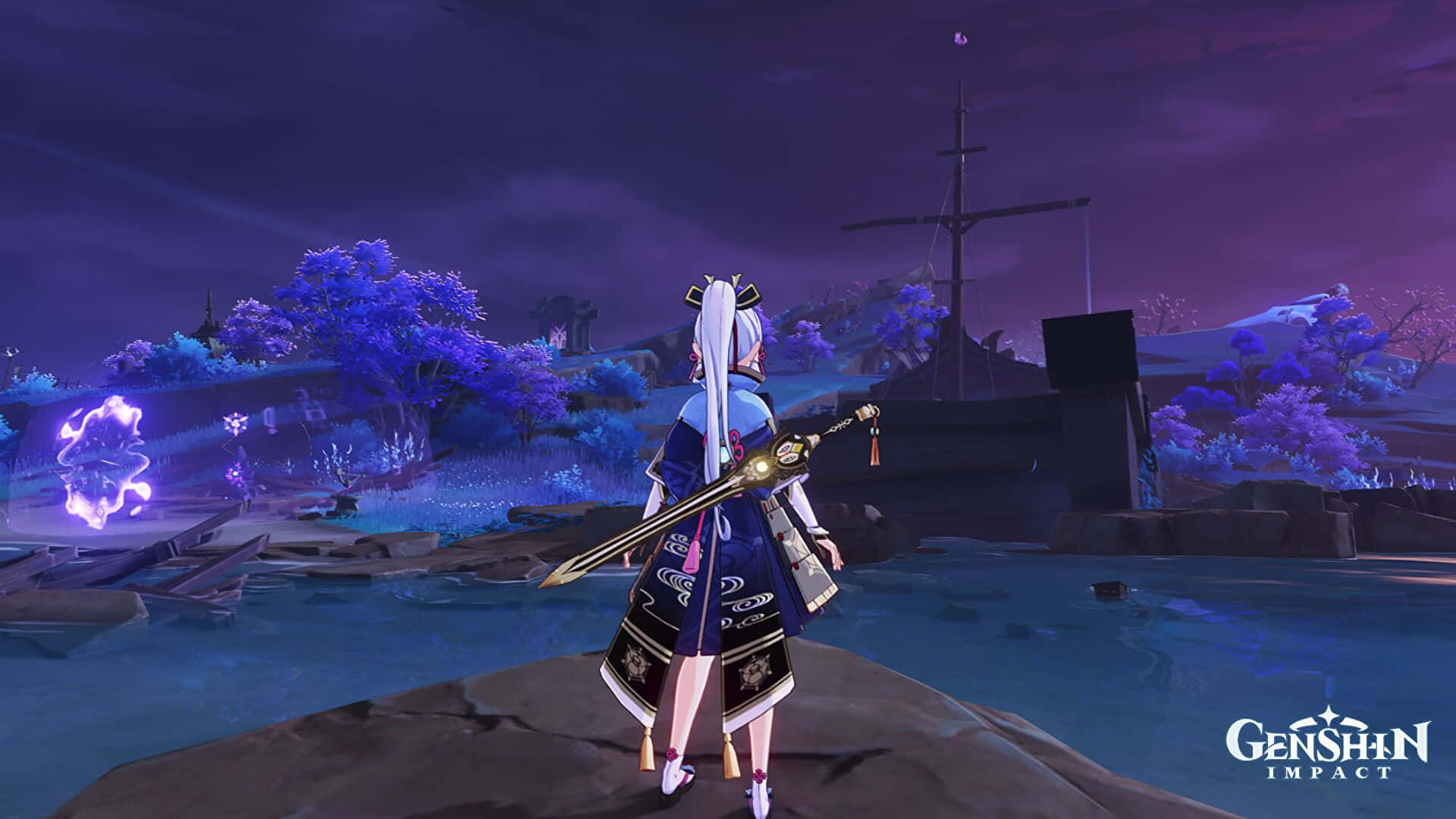 Genshin Impact Characters 桌布 壁紙 — 一個穿著藍色和黑色長袍的角色站在岩石上，俯瞰著發光的紫色樹木和暮色天空下的沉船。