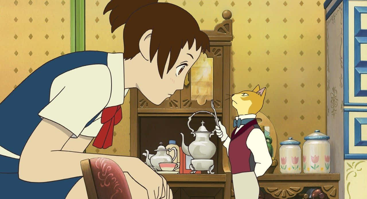 the cat returns 桌布 壁紙 — 一個穿著藍色圍裙的年輕女孩靠著一個木櫃，而一隻穿著背心的貓拿著茶壺，兩人在溫暖燈光的復古房間裡互相凝視。