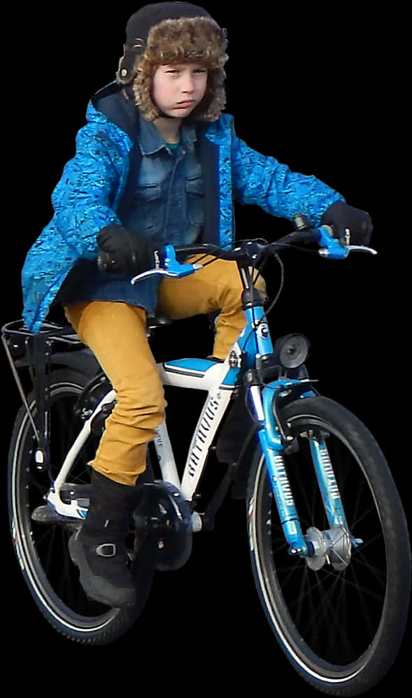 腳踏車 桌布 壁紙 — 一個穿著藍色圖案外套和毛帽的孩子，在黑色背景前騎著一輛藍白相間的自行車。