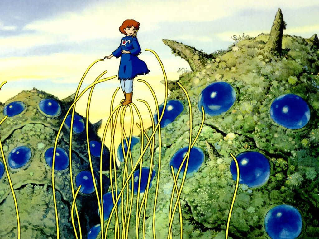 nausicaä of the valley of the wind 桌布 壁紙 — 一個穿著藍色外套的小女孩站在高高的黃草上，旁邊是長滿苔蘚的小山丘，在柔和天空下點綴著發光的藍色球體。