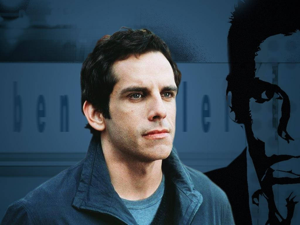 Ben Stiller 桌布 壁紙 — 一個穿著藍色外套的男人，在模糊的背景、一張臉的黑色剪影和部分文字前凝視著。