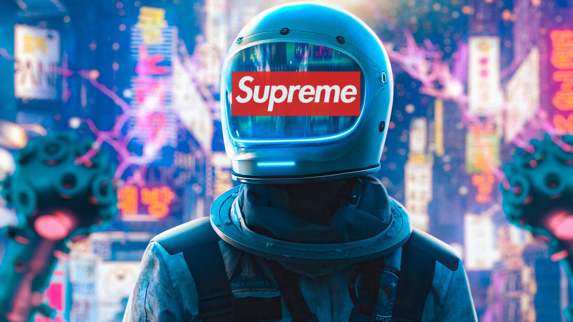Cool Supreme 桌布 壁紙 — 一個穿著藍色太空服、戴著Supreme標誌頭盔的人物，站在霓虹燈閃爍的賽博龐克城市景觀中。