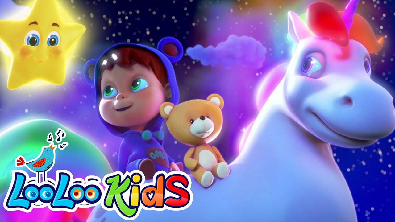Stars 桌布 壁紙 — 一個穿著藍色小熊連帽衫的開朗卡通小孩，騎著發光的獨角獸，穿越充滿活力的星空夜空，附近有一顆微笑的星星和泰迪熊。