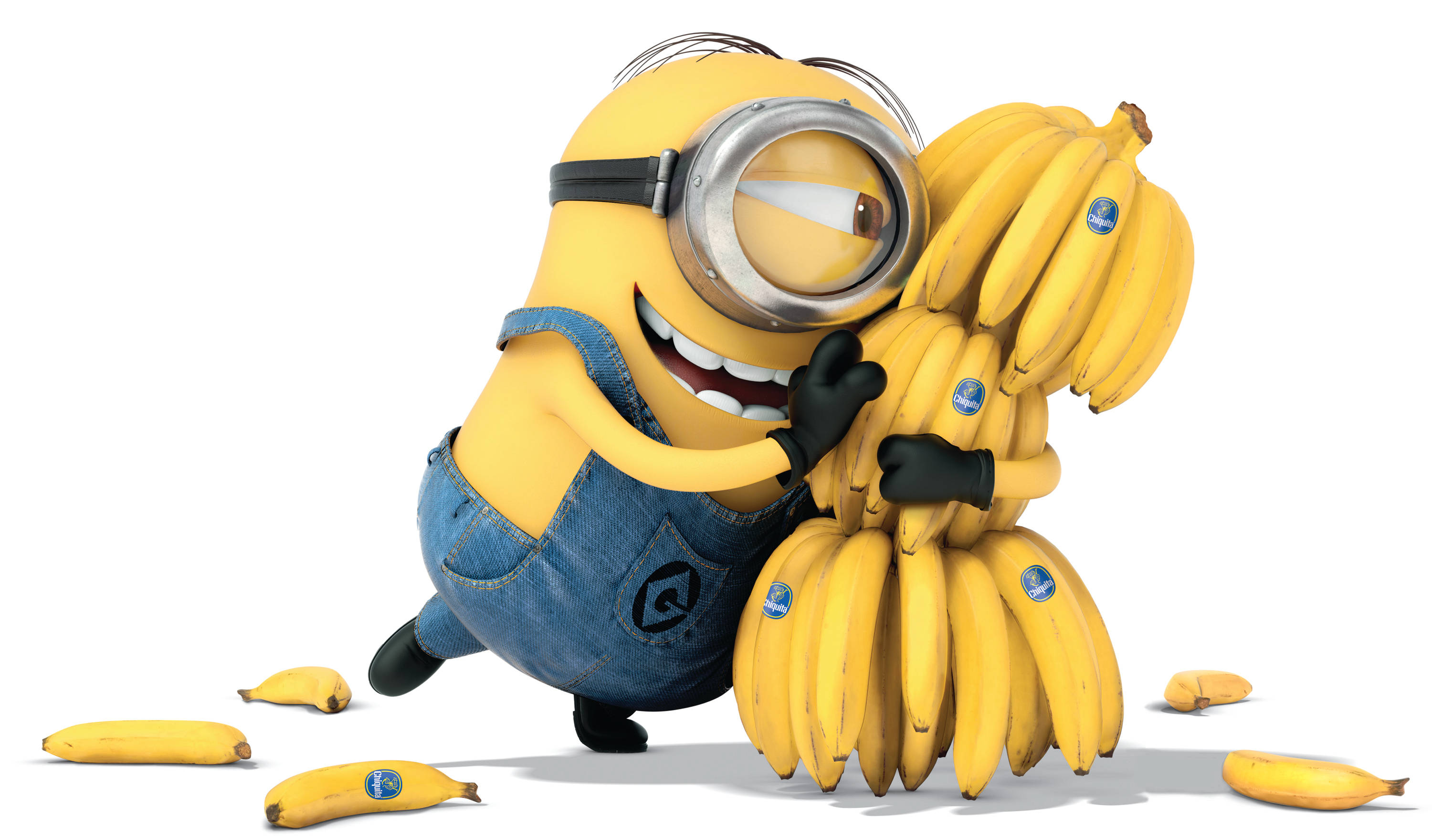 Despicable Me 2 桌布 壁紙 — 一個穿著藍色工裝褲的開心黃色Minion，在純白背景前抱著一大束成熟的香蕉。
