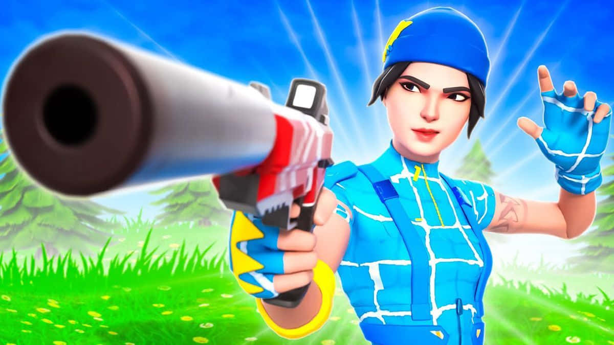 桌布 壁紙 — 一個穿著藍色服裝的Fortnite角色，在陽光明媚、綠草如茵、樹木繁茂的背景中瞄準一把大槍。