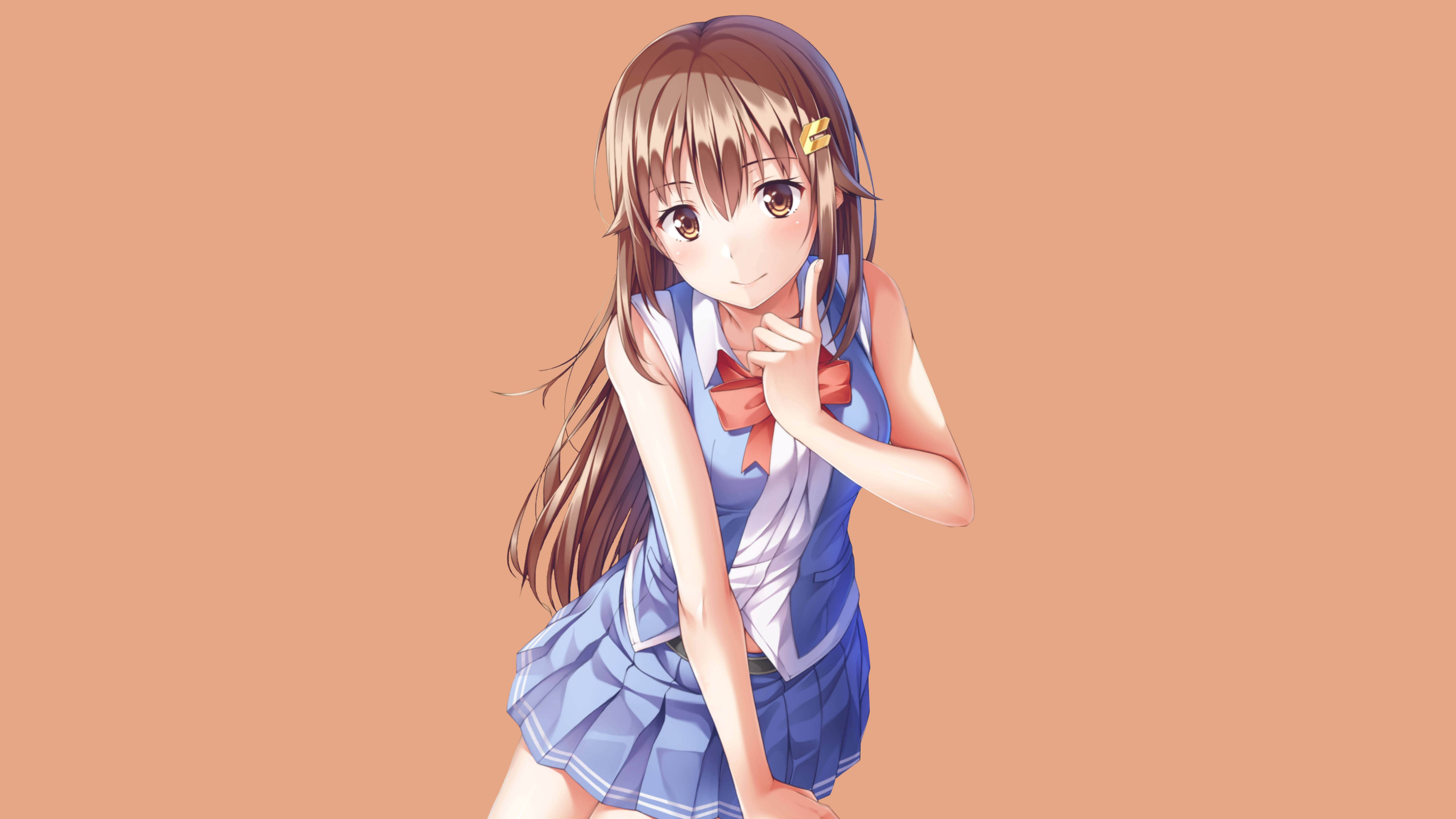 動漫女孩 桌布 壁紙 — 一個穿著藍色校服、戴著紅色蝴蝶結的開朗動漫女孩，在純色蜜桃色背景前微笑著向前傾。