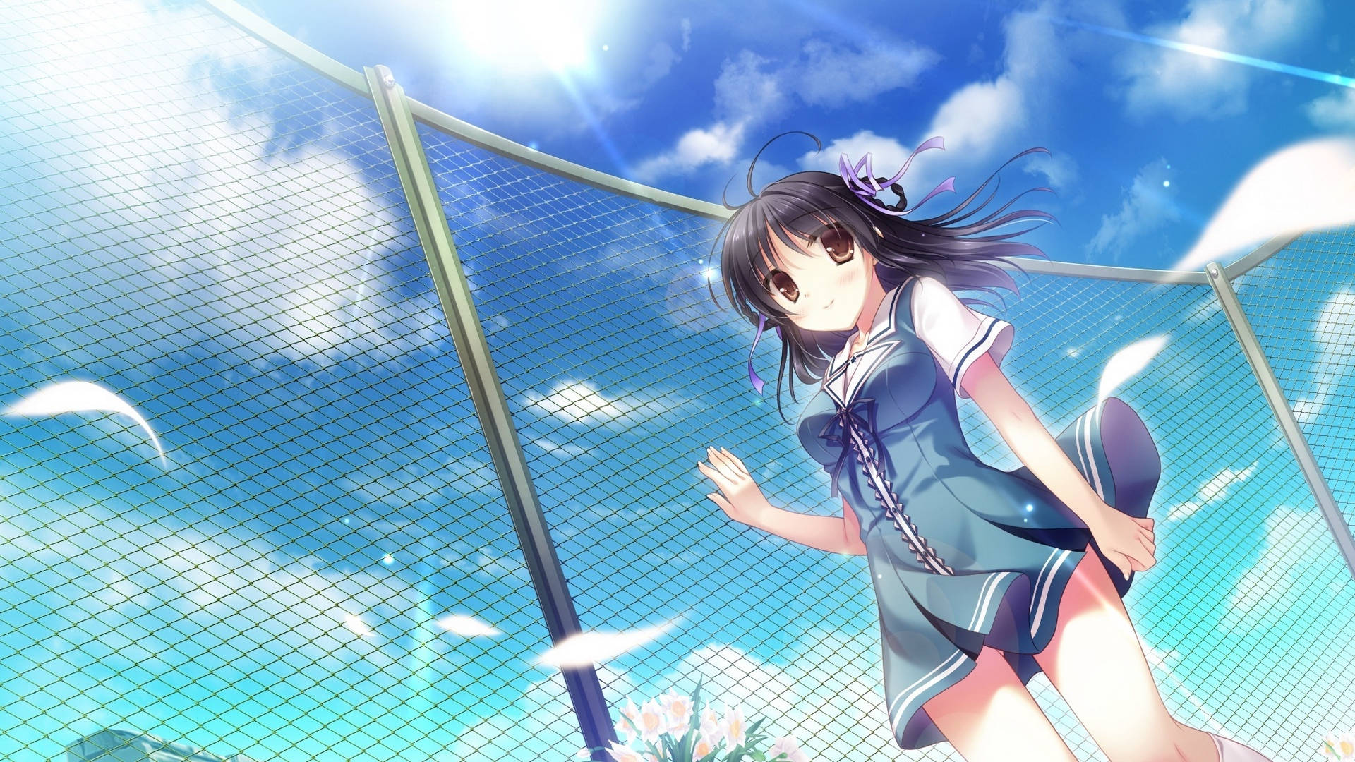 1920x1080 full HD 桌布 壁紙 — 一個穿著藍色校服的開心動畫女孩在陽光明媚的日子裡快樂地奔跑，周圍有蓬鬆的雲朵和飄落的白色花瓣。