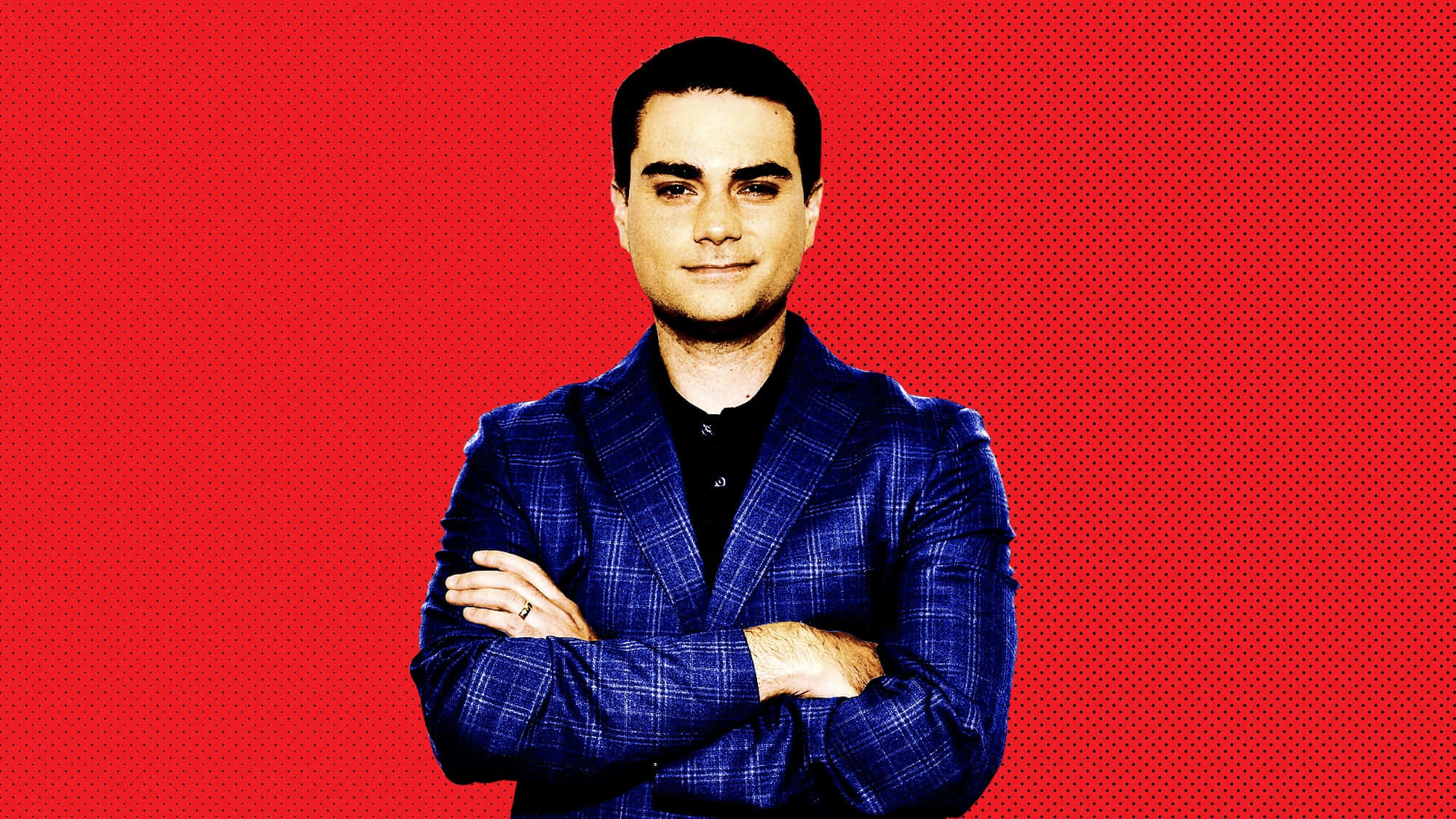 Ben Shapiro 桌布 壁紙 — 一個穿著藍色格紋西裝外套的男人自信地交叉雙臂站在大膽的紅色半色調背景前。