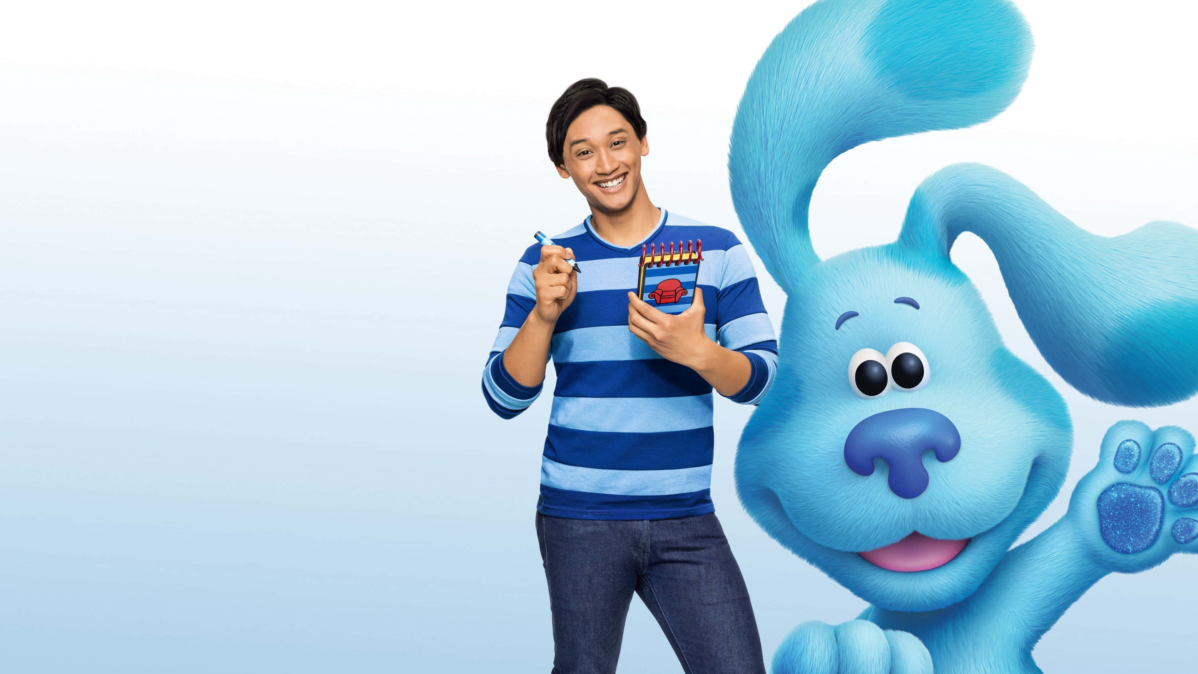 blue's clues 桌布 壁紙 — 一個穿著藍色條紋襯衫的開朗年輕男子微笑著，手持筆和筆記本，旁邊有一隻友善的藍色卡通大狗。