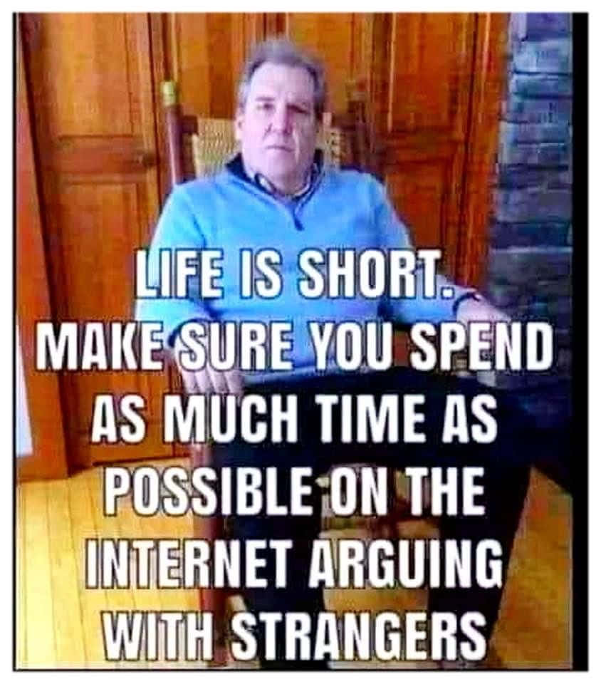 Technology Humor Memes 桌布 壁紙 — 一個穿著藍色毛衣的男人坐在室內木椅上，文字疊加寫著「人生苦短。確保你盡可能多地花時間在網路上與陌生人爭論。」