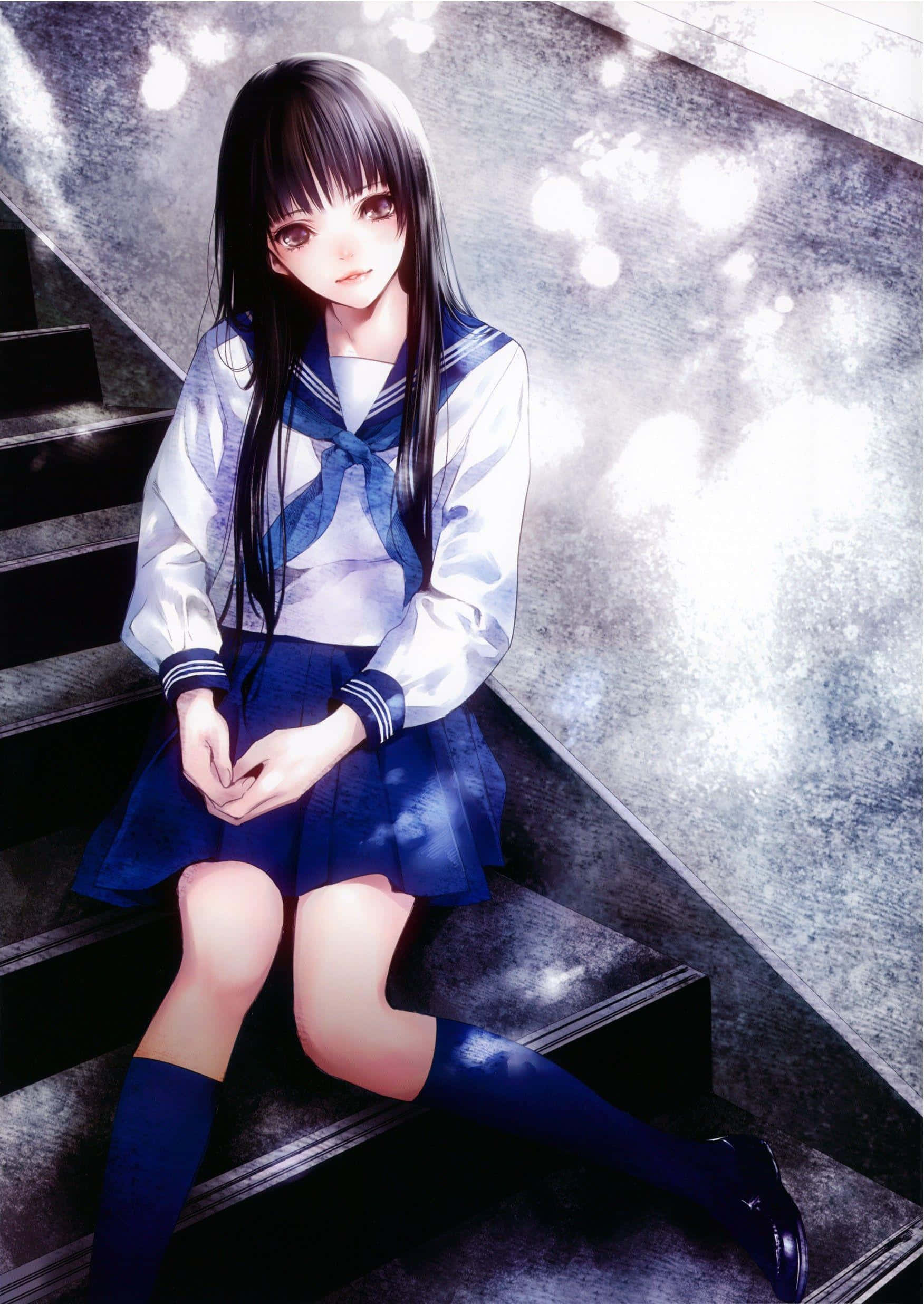 Japanese School Girl 桌布 壁紙 — 一個穿著藍色水手服的年輕動漫女孩靜靜地坐在混凝土樓梯上，柔和的光線從上方的樹葉間灑落。