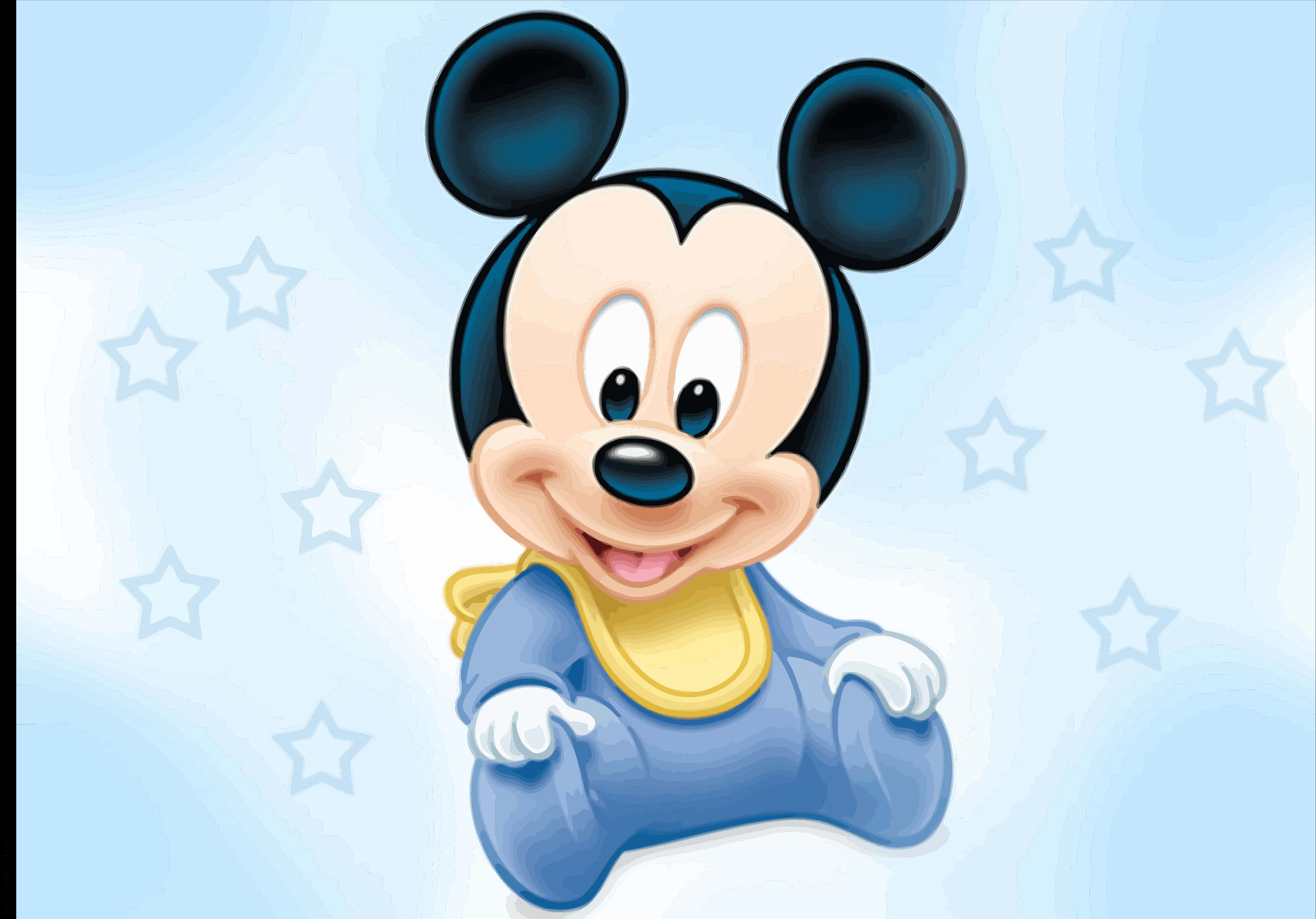 Mickey Mouse Desktop 桌布 壁紙 — 一個穿著藍色睡衣和黃色圍兜的可愛嬰兒米奇老鼠，在柔和的藍色星空背景下微笑。