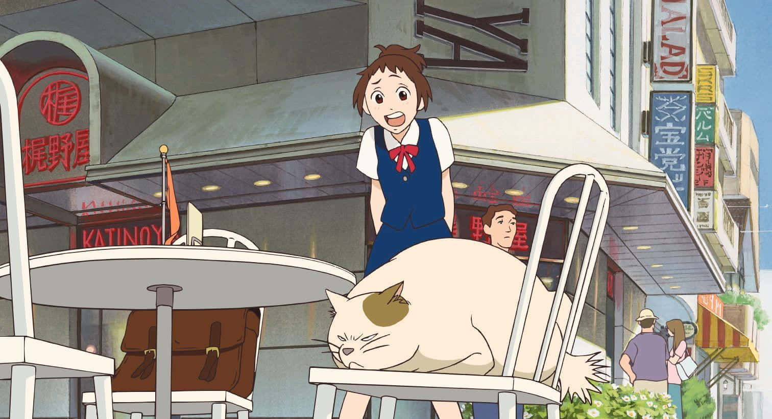 the cat returns 桌布 壁紙 — 一個穿著藍色背心的驚訝女孩站在陽光普照的日本街頭咖啡館裡，椅子上一隻正在睡覺的白貓後面。