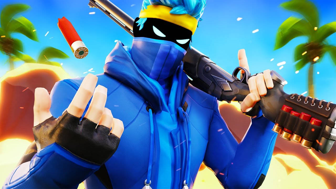 Ninja Fortnite 桌布 壁紙 — 一個穿著藍色裝備和面具的Fortnite角色，在明亮的藍天下，身後有火焰爆炸，手持霰彈槍。