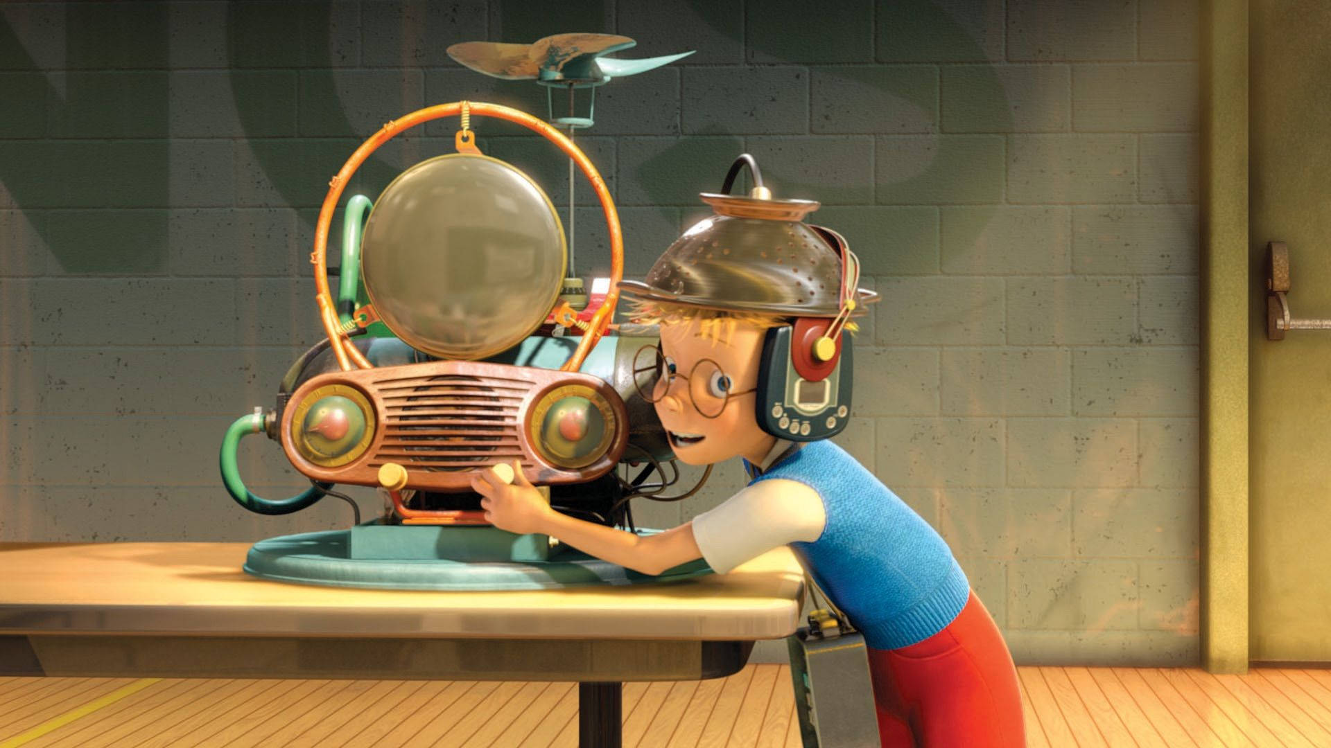 meet the robinsons 桌布 壁紙 — 一個穿著藍色襯衫和紅色褲子的小男孩俯身在一張木桌上，擺弄著一台帶有銅管和大型圓形儀表的奇異蒸氣龐克風格機器。