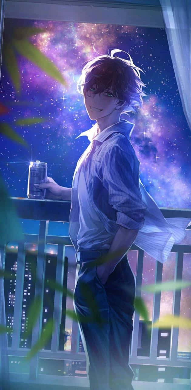動漫 桌布 壁紙 — 一個穿著藍色襯衫的年輕動漫男子站在陽台上，手持一罐飲料，凝視著城市景觀上方充滿活力的紫色銀河天空。