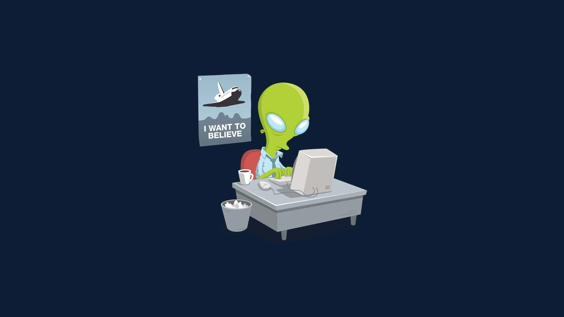 Cartoon Alien 桌布 壁紙 — 一個穿著藍色襯衫的綠色外星人坐在書桌前，在一台舊電腦上打字，身後有一張「I WANT TO BELIEVE」海報。