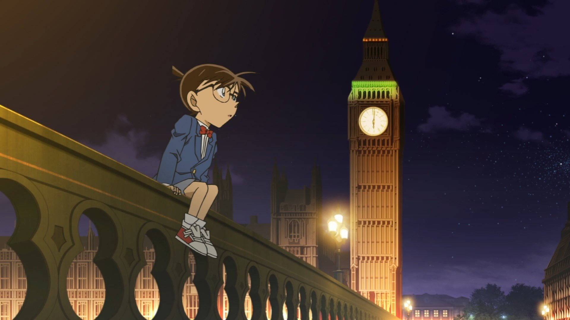 conan 桌布 壁紙 — 一個穿著藍色西裝的小男孩晚上坐在橋欄杆上，凝視著星空下燈火通明的大笨鐘鐘樓。