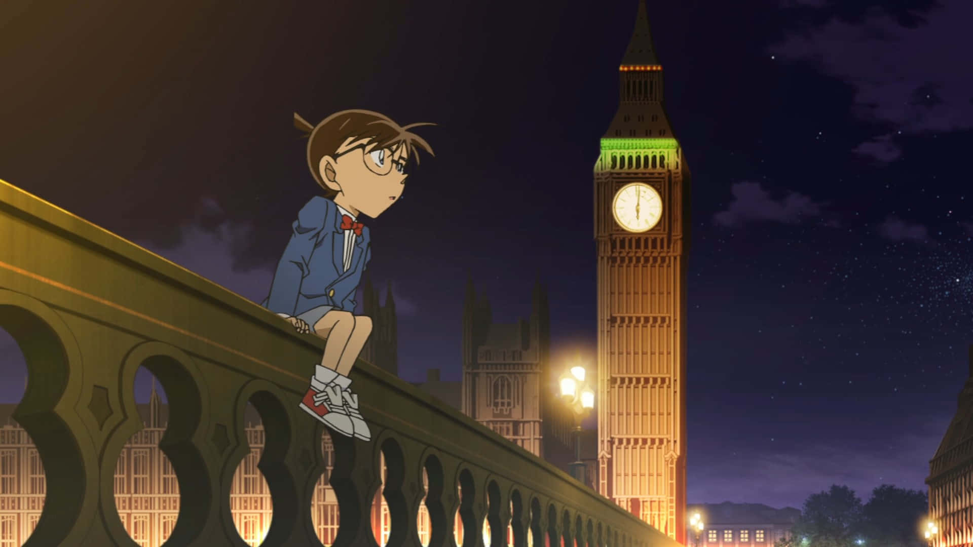 Detective Conan 桌布 壁紙 — 一個穿著藍色西裝的年輕動畫男孩在晚上坐在橋欄杆上，凝視著星空下被照亮的倫敦大笨鐘。