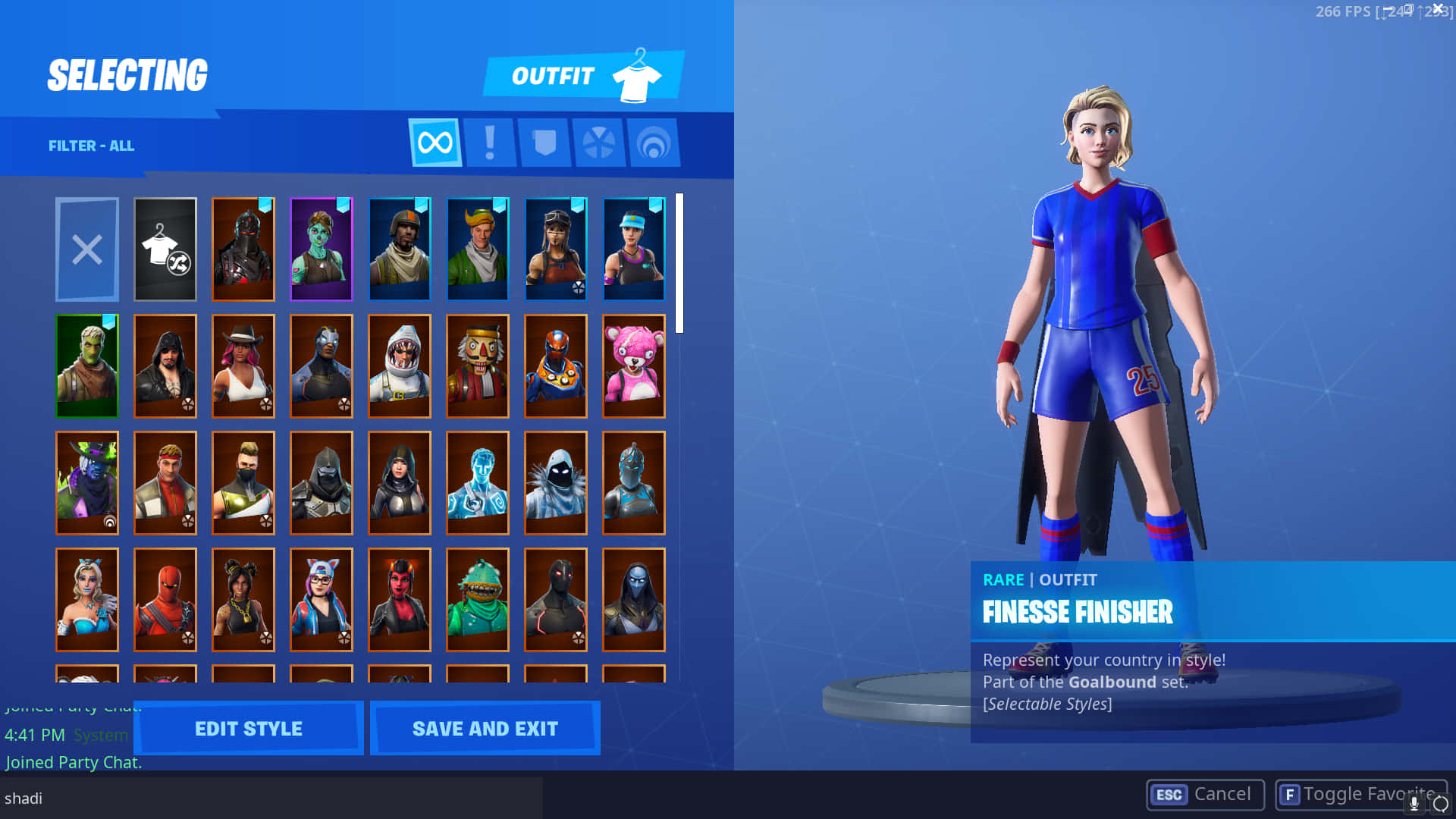 Aerial Assault Trooper 桌布 壁紙 — 一個穿著藍色足球制服的女Fortnite角色站在基座上，左側顯示稀有服裝網格。