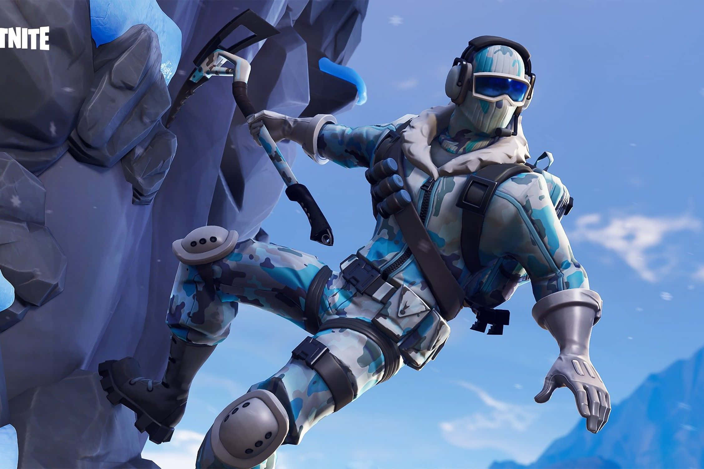 Fortnite Character 桌布 壁紙 — 一個穿著藍色迷彩裝備的《要塞英雄》角色，在晴朗的藍天下用鎬子攀爬岩石峭壁。