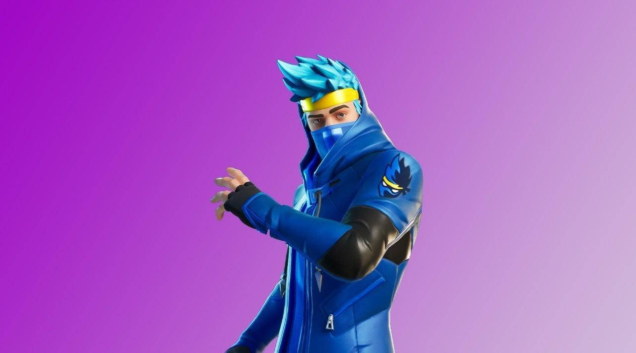 Ninja Fortnite 桌布 壁紙 — 一個穿著藍色連帽服裝、擁有尖刺藍色頭髮的Fortnite角色，在充滿活力的紫色漸變背景前擺姿勢。