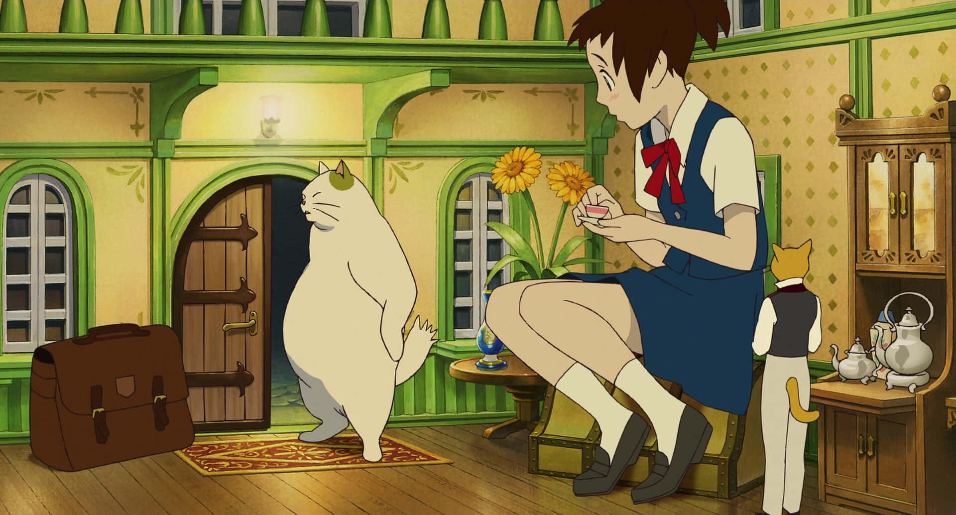 the cat returns 桌布 壁紙 — 一個穿著藍色連衣裙的小女孩坐在椅子上拿著杯子，而一隻大白貓用後腿站立面向她，在一個溫暖照明的復古房間裡。