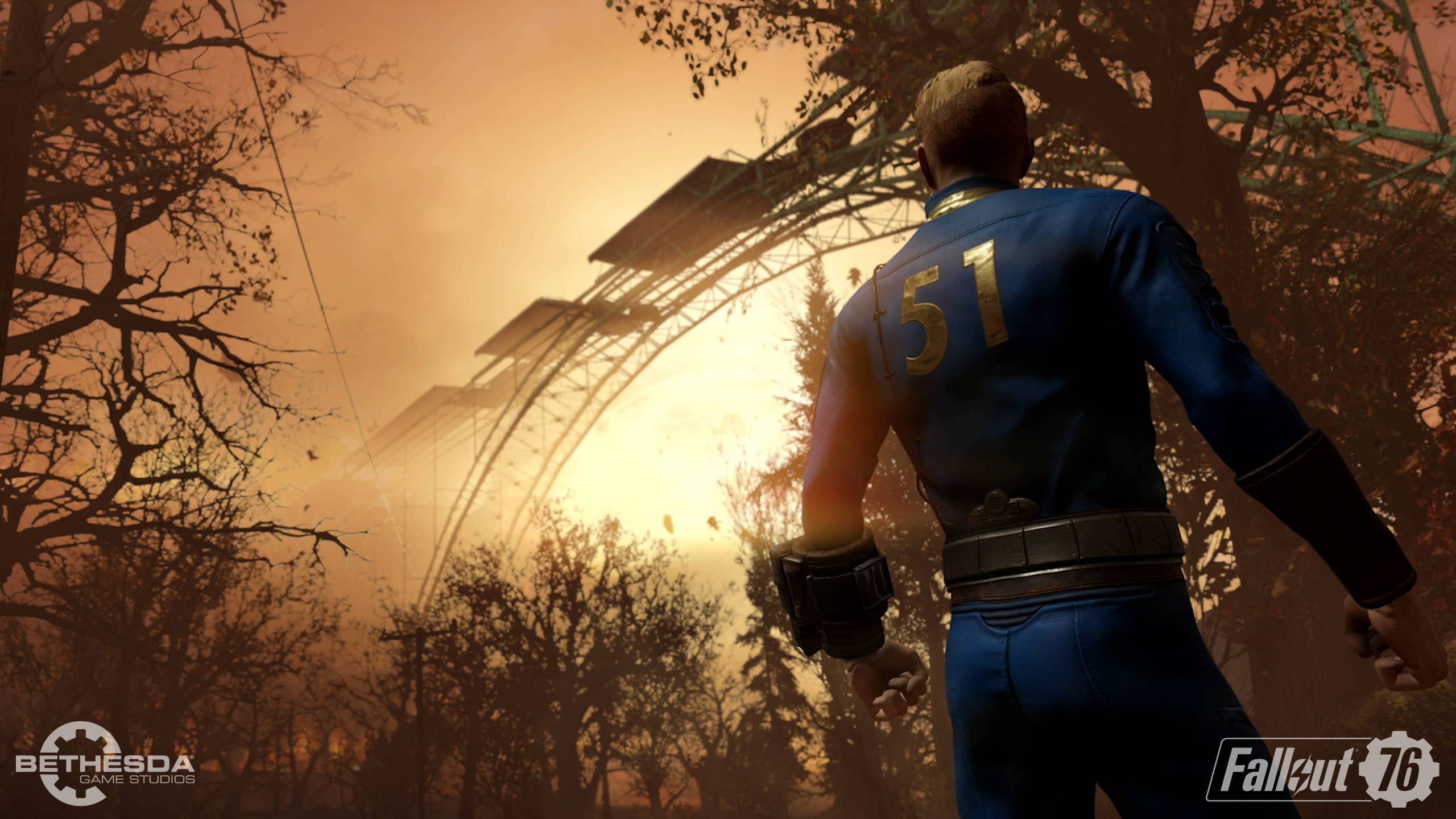 Fallout 76 桌布 壁紙 — 一個穿著藍色連身工作服、背後有51號的避難所居民，在日落時分走向末日後森林中一個發光的拱門。
