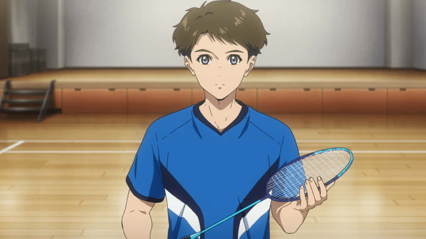 1366x768 Badminton 桌布 壁紙 — 一個穿著藍色運動球衣的年輕動漫男孩，在木地板上拿著羽毛球拍，表情專注。