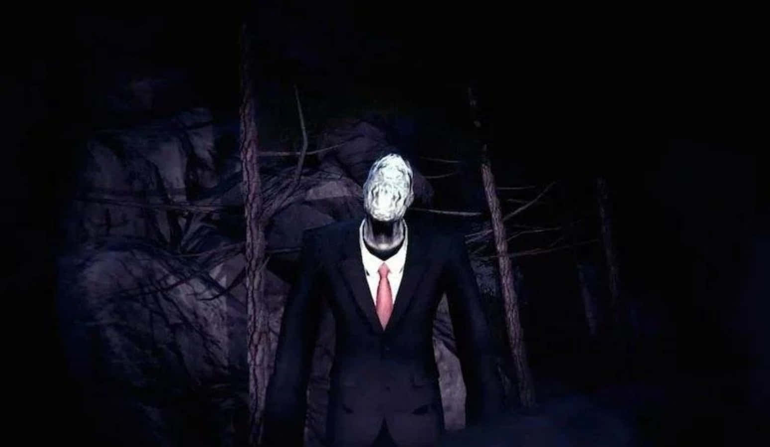 Creepypasta 桌布 壁紙 — 一個穿著西裝、臉色蒼白扭曲的高大身影，在夜晚的黑暗森林中威脅性地站立著。