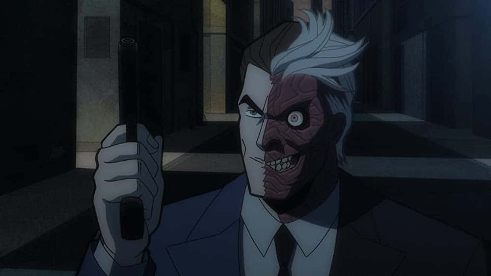 Batman The Long Halloween 桌布 壁紙 — 一個穿著西裝、臉部分裂的動畫反派在夜晚昏暗的城市小巷中持槍。