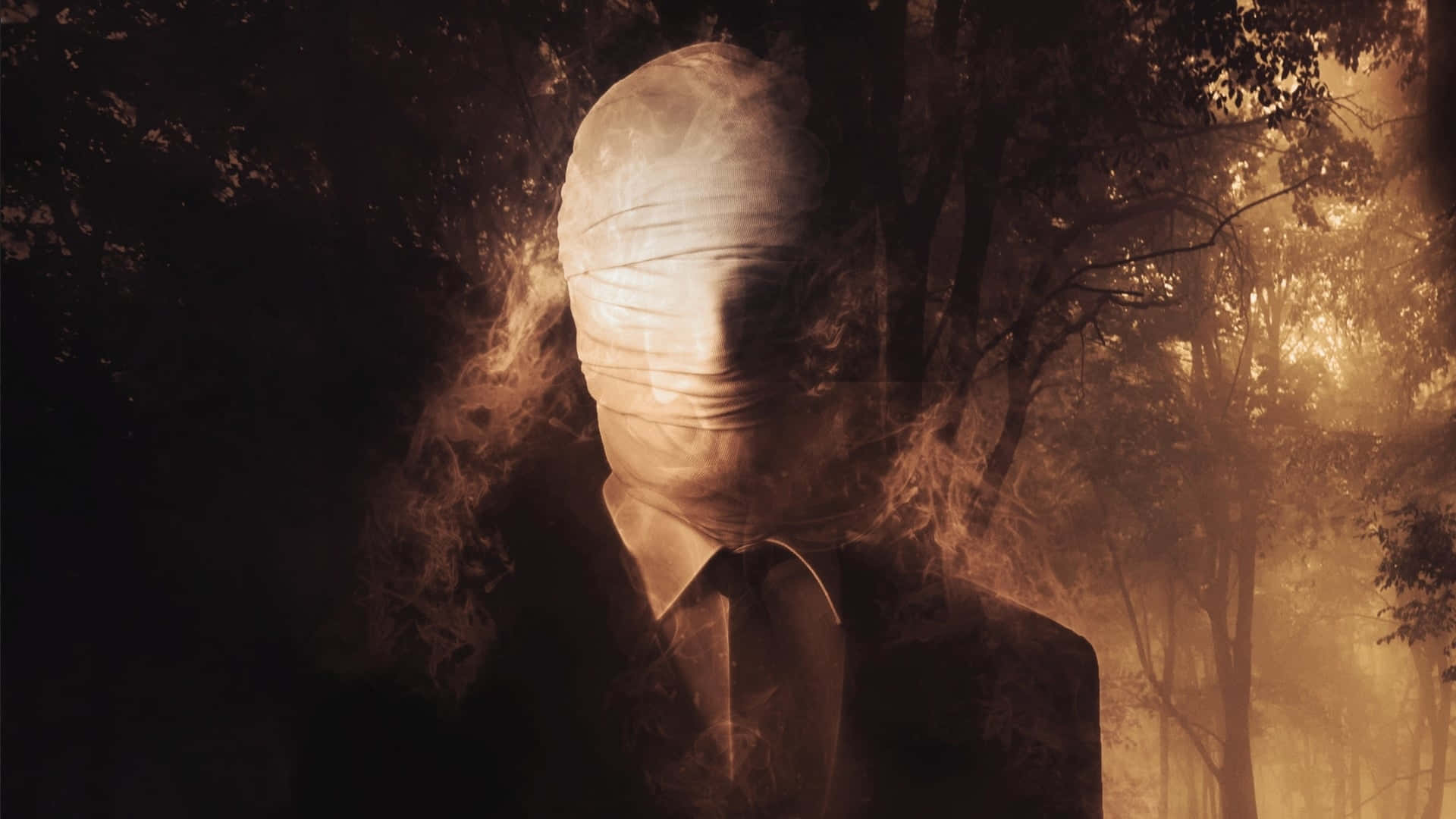 Creepypasta 桌布 壁紙 — 一個穿著西裝、頭部包裹的人物，站在被詭異金色光芒籠罩的迷霧森林中。
