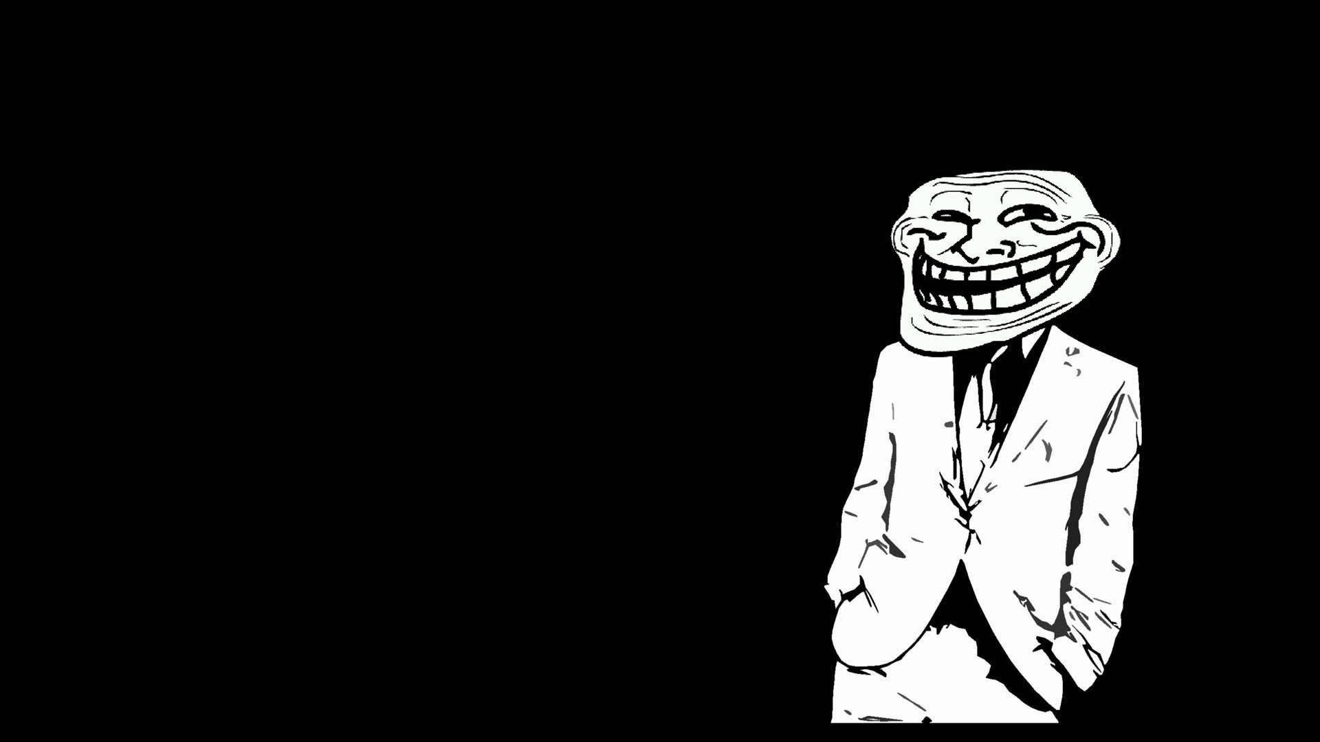 Troll Face 桌布 壁紙 — 一個穿著西裝的 troll face 迷因在純黑色背景上的鮮明黑白插圖。