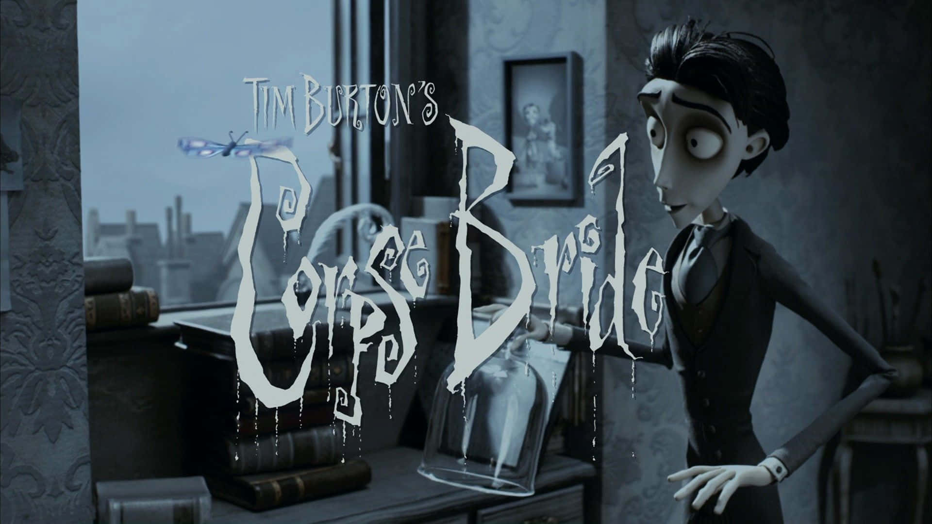 corpse bride 桌布 壁紙 — 一個穿著西裝的哥德式動畫角色站在玻璃棺材旁邊，房間燈光昏暗，有復古書籍和城市景觀的窗戶。