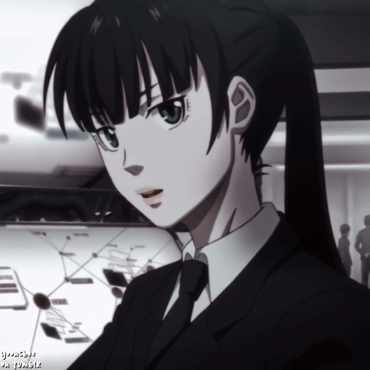 Yayoi Kunizuka 桌布 壁紙 — 一個穿著西裝的單色動畫女孩在昏暗的辦公室裡專注地凝視著一個複雜的網路圖。