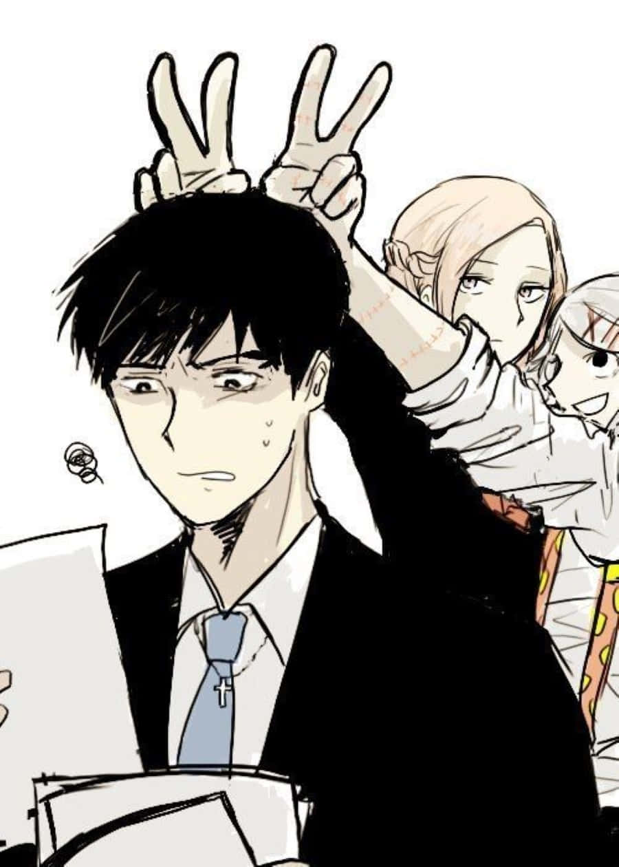 Koutarou Amon 桌布 壁紙 — 一個穿著西裝的壓力大的動漫男子拿著文件，兩個女孩頑皮地把和平手勢放在他的頭上。