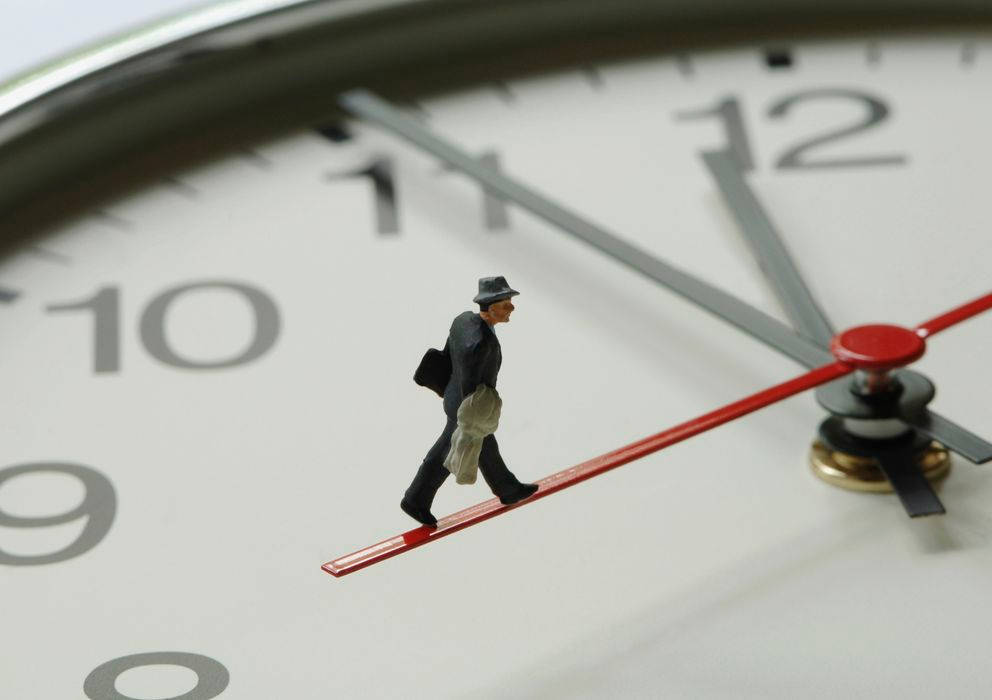 Clock 桌布 壁紙 — 一個穿著西裝的小商人小心翼翼地走在大型指針時鐘的紅色秒針上。