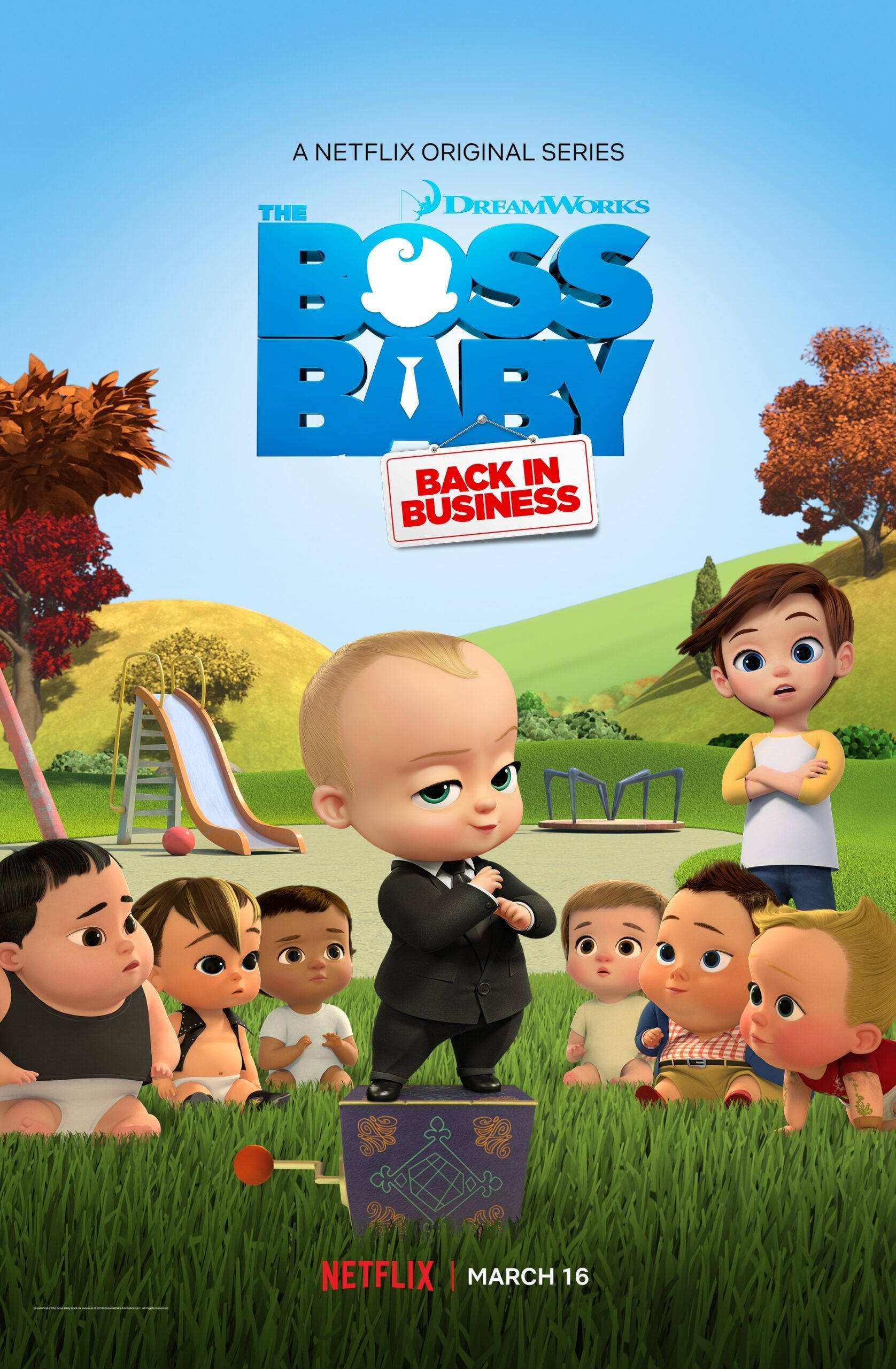 boss 桌布 壁紙 — 一個穿著西裝的小嬰兒自信地站在一個草地公園裡，周圍有其他嬰兒和一個驚訝的男孩。