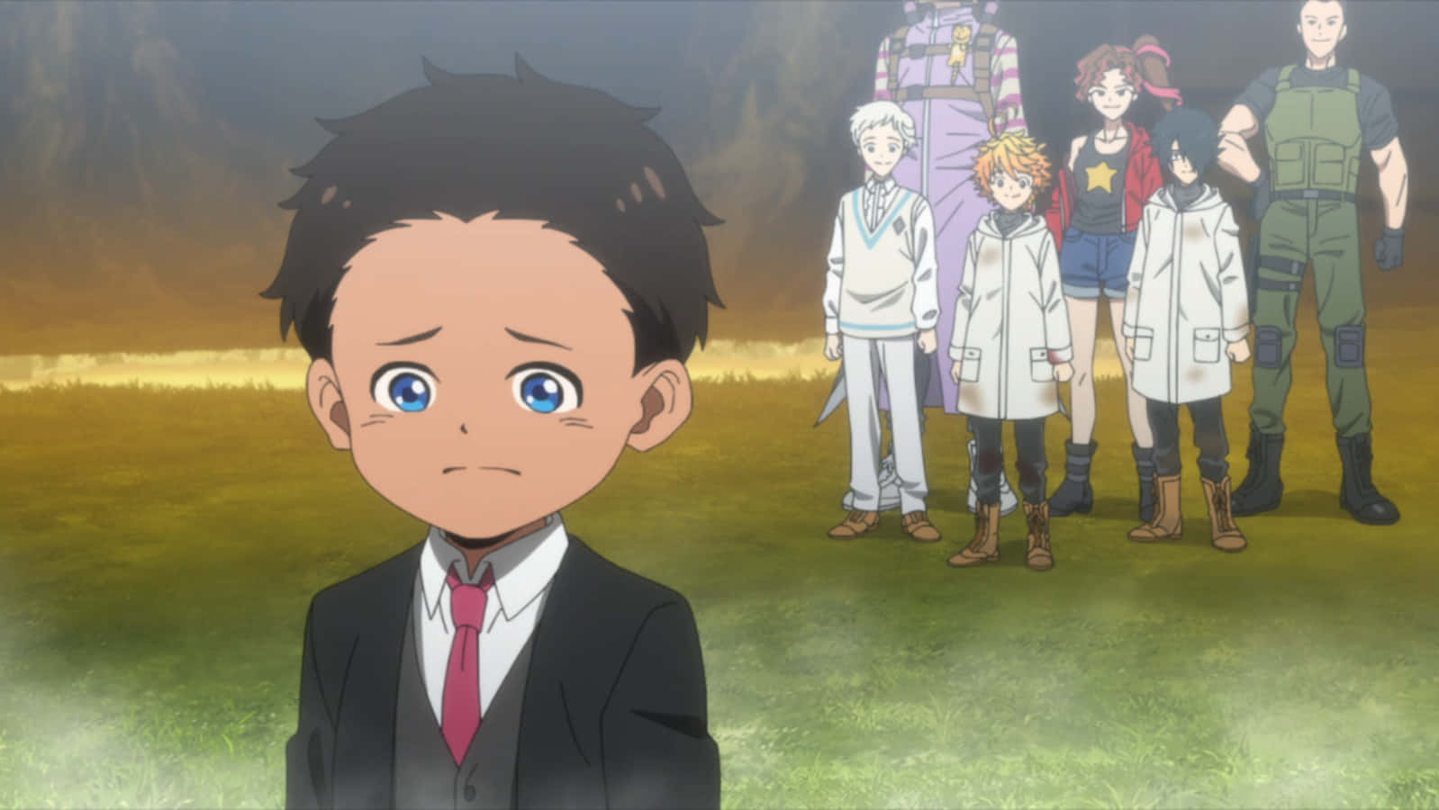 The Promised Neverland Phil 桌布 壁紙 — 一個穿著西裝的小男孩嚴肅地向前看，而一群多元化的動漫角色站在他身後的草地上。