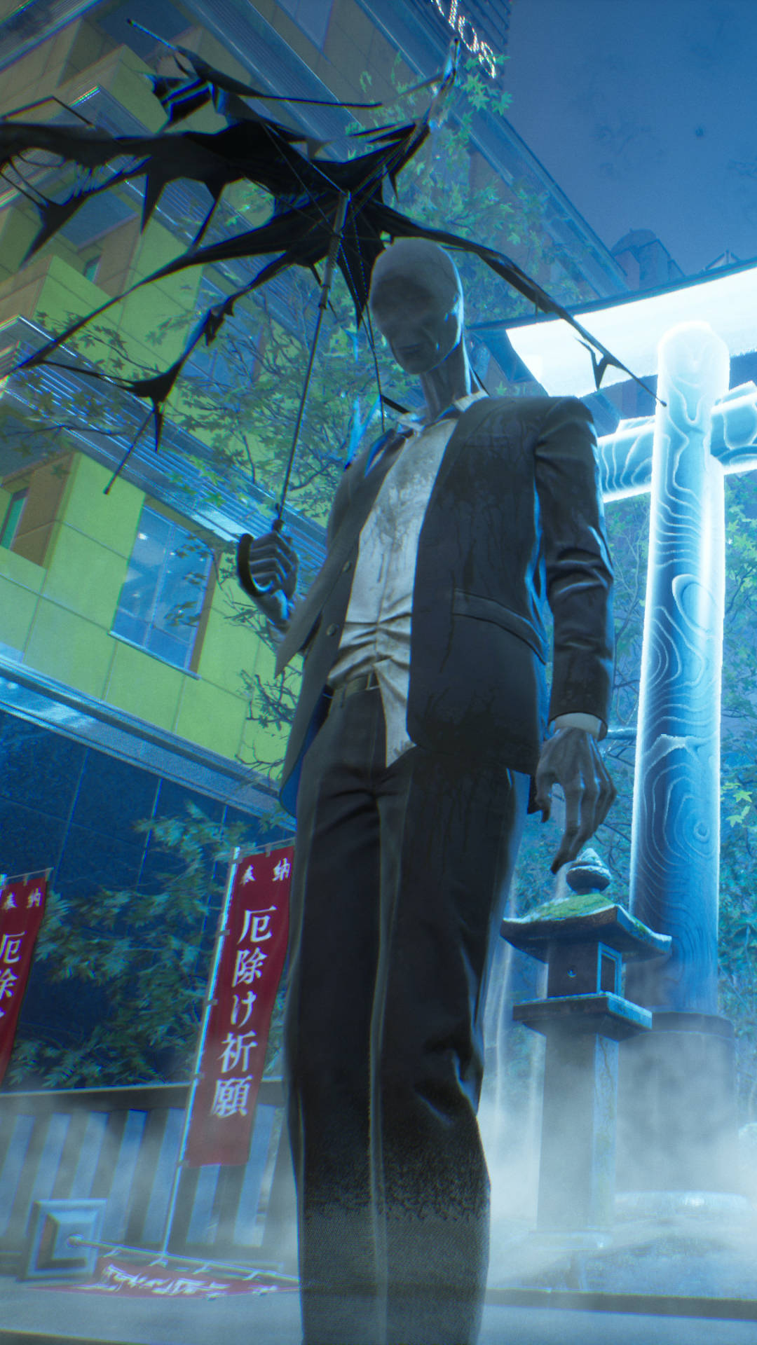 Ghostwire Tokyo 桌布 壁紙 — 一個穿著西裝的幽靈般男子站在霧氣瀰漫的城市小巷中，旁邊是一座神社，上方有一隻黑色有翼生物。