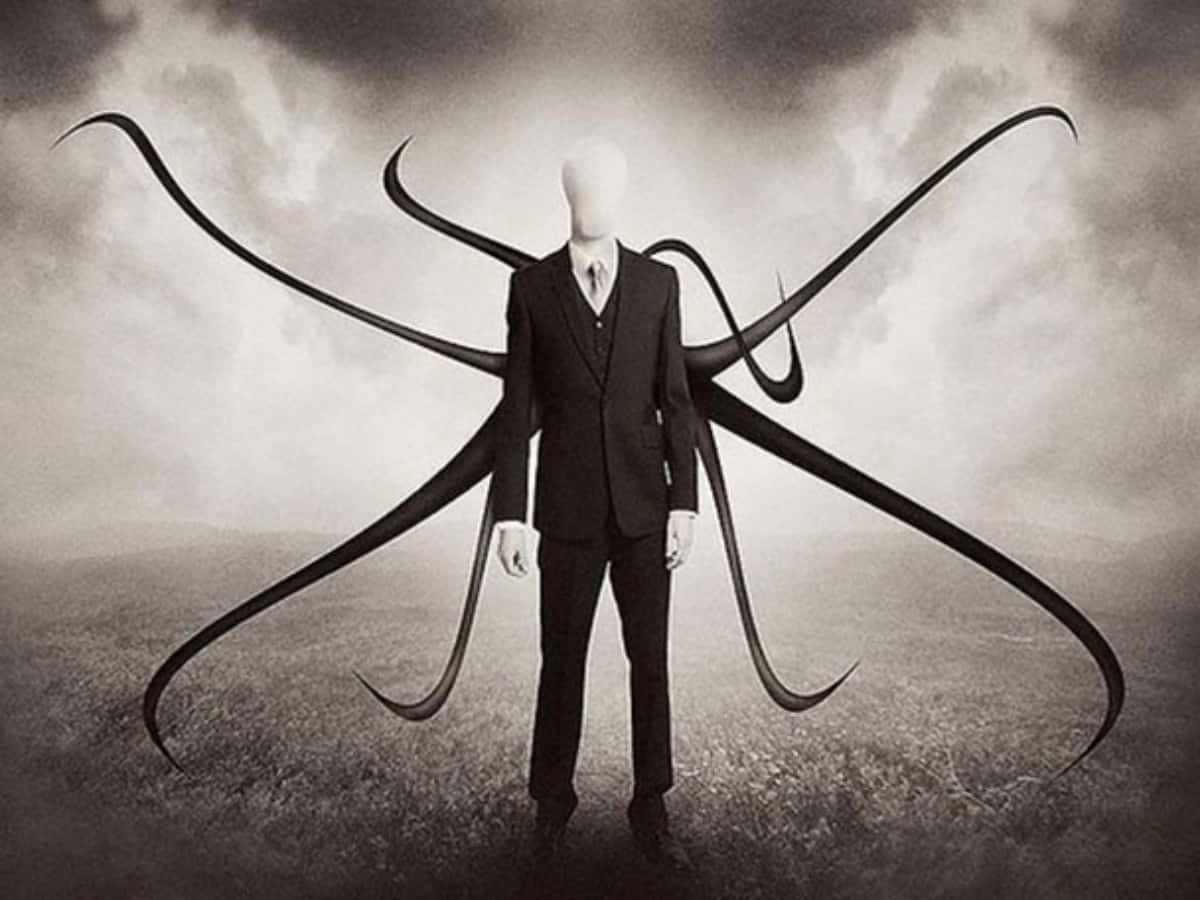 Creepypasta 桌布 壁紙 — 一個穿著西裝的無面人形站在荒涼的田野中，長長的黑色觸手從它的背部延伸出來，映襯著暴風雨的天空。