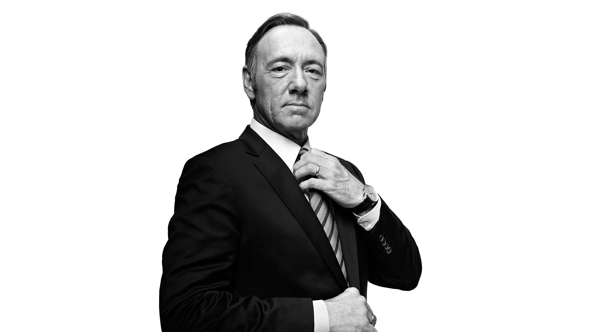 house of cards 桌布 壁紙 — 一個穿著西裝的男人在純白背景下調整領帶的黑白肖像。