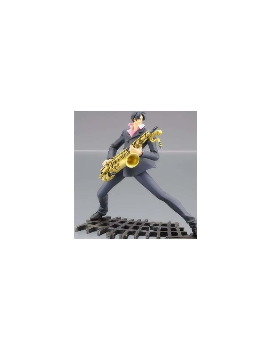 Midvalley The Hornfreak 桌布 壁紙 — 一個穿著西裝的男人在金屬格柵上吹奏金色薩克斯風的動漫人物，背景為純灰色。