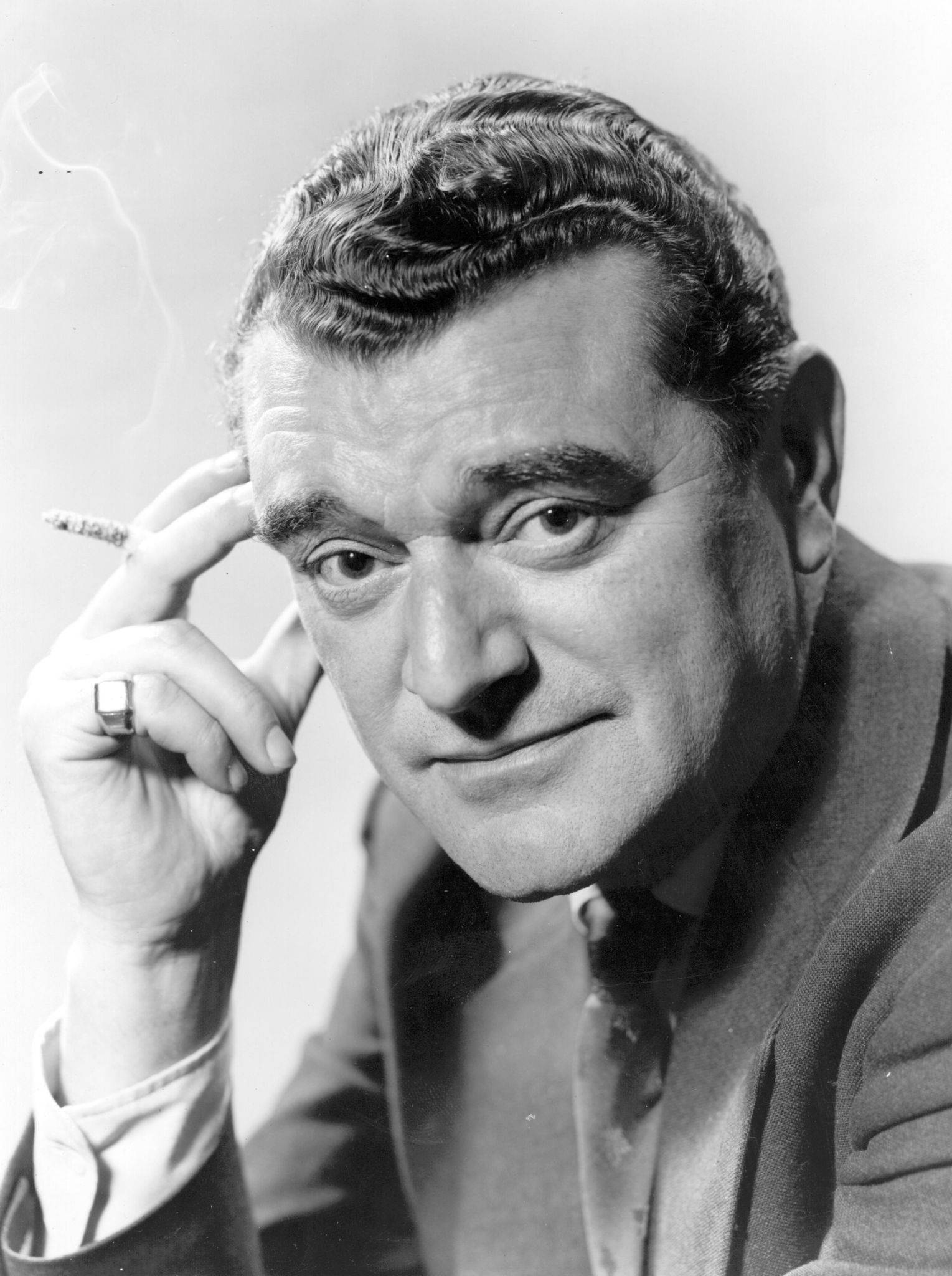 actor 桌布 壁紙 — 一個穿著西裝的男人手持香煙靠近太陽穴，表情深思的黑白肖像。
